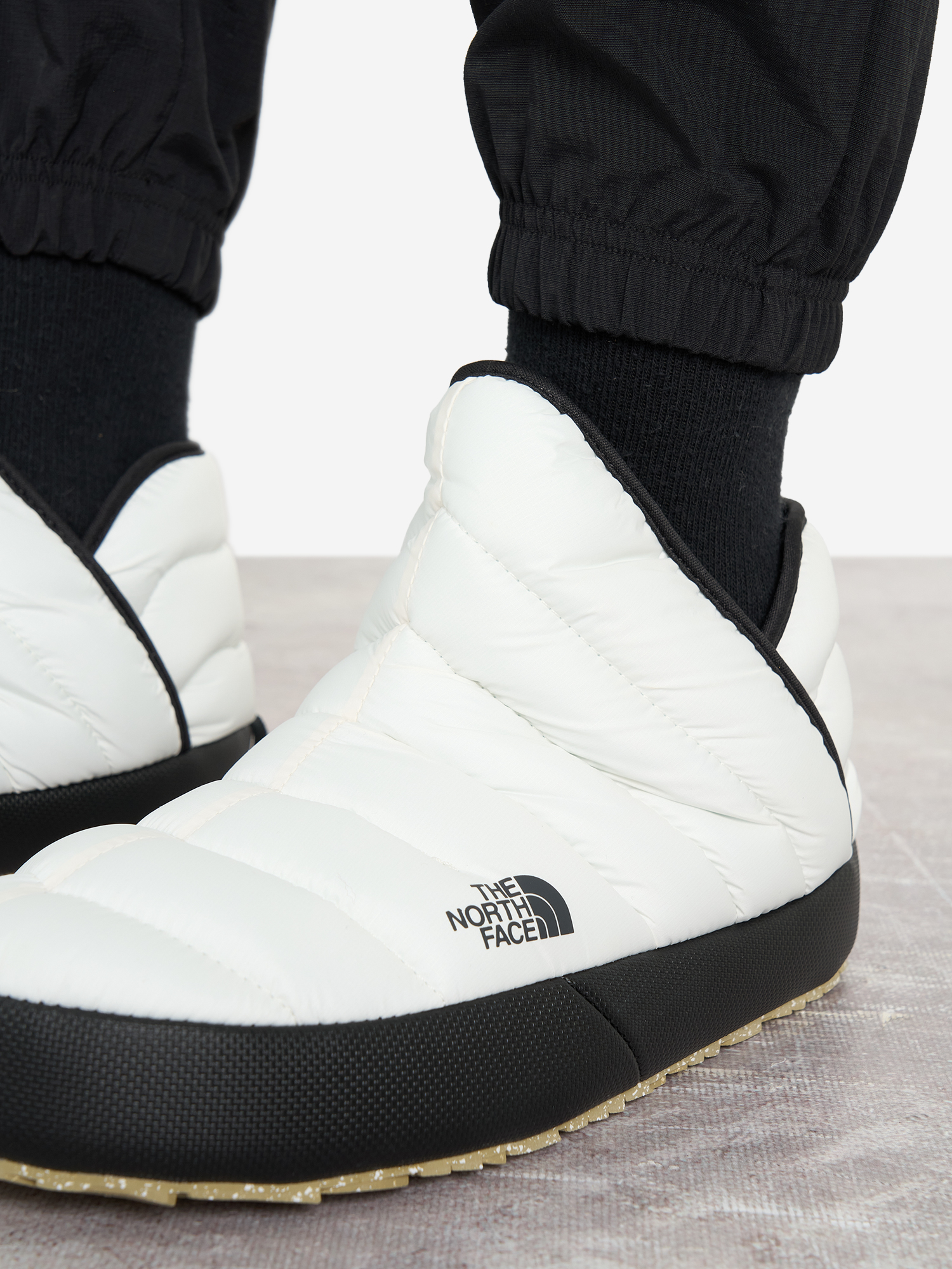 фото Ботинки утепленные женские the north face thermoball traction bootie, белый