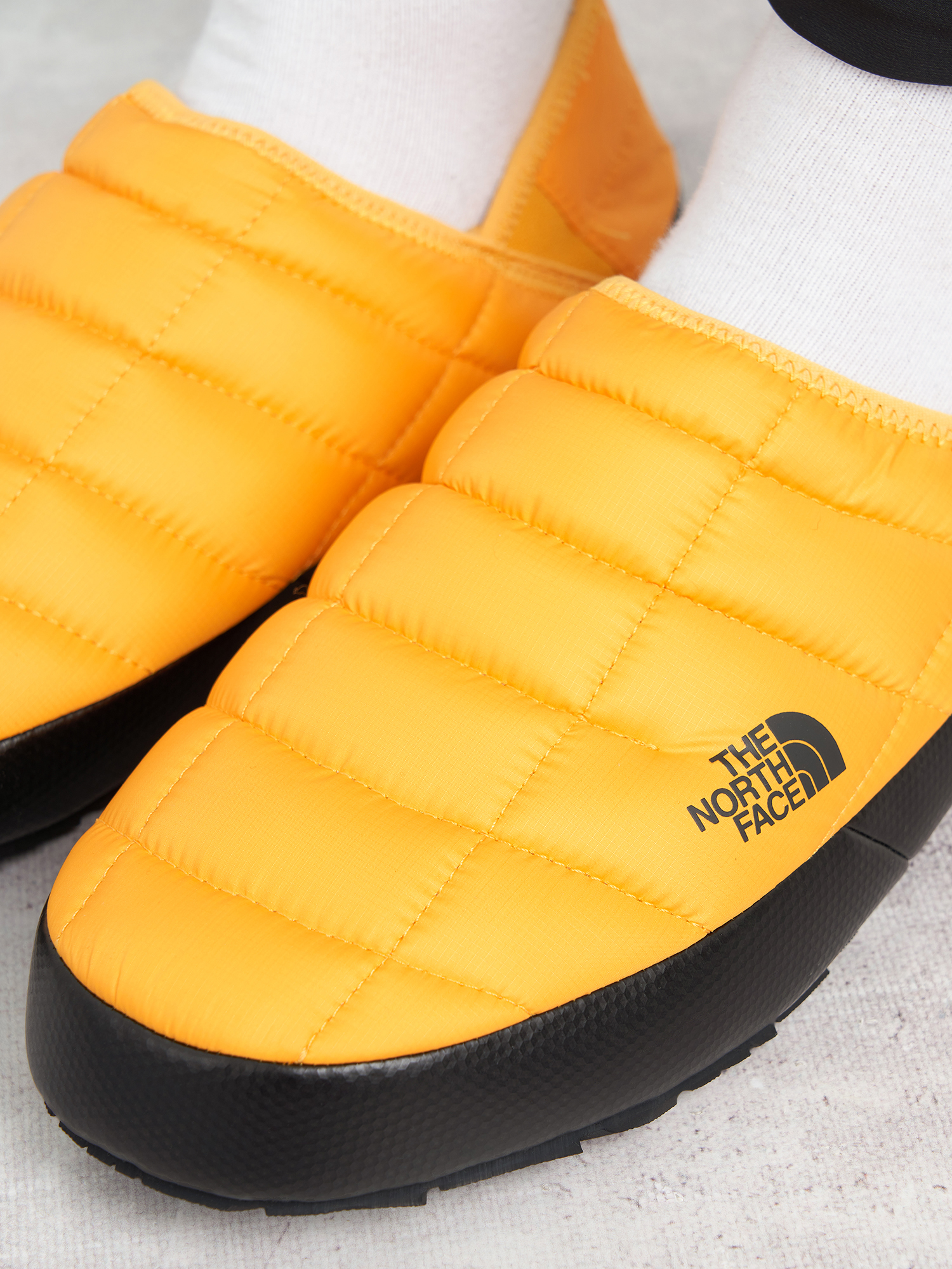 фото Слипоны утепленные мужские the north face thermoball traction mule v, желтый
