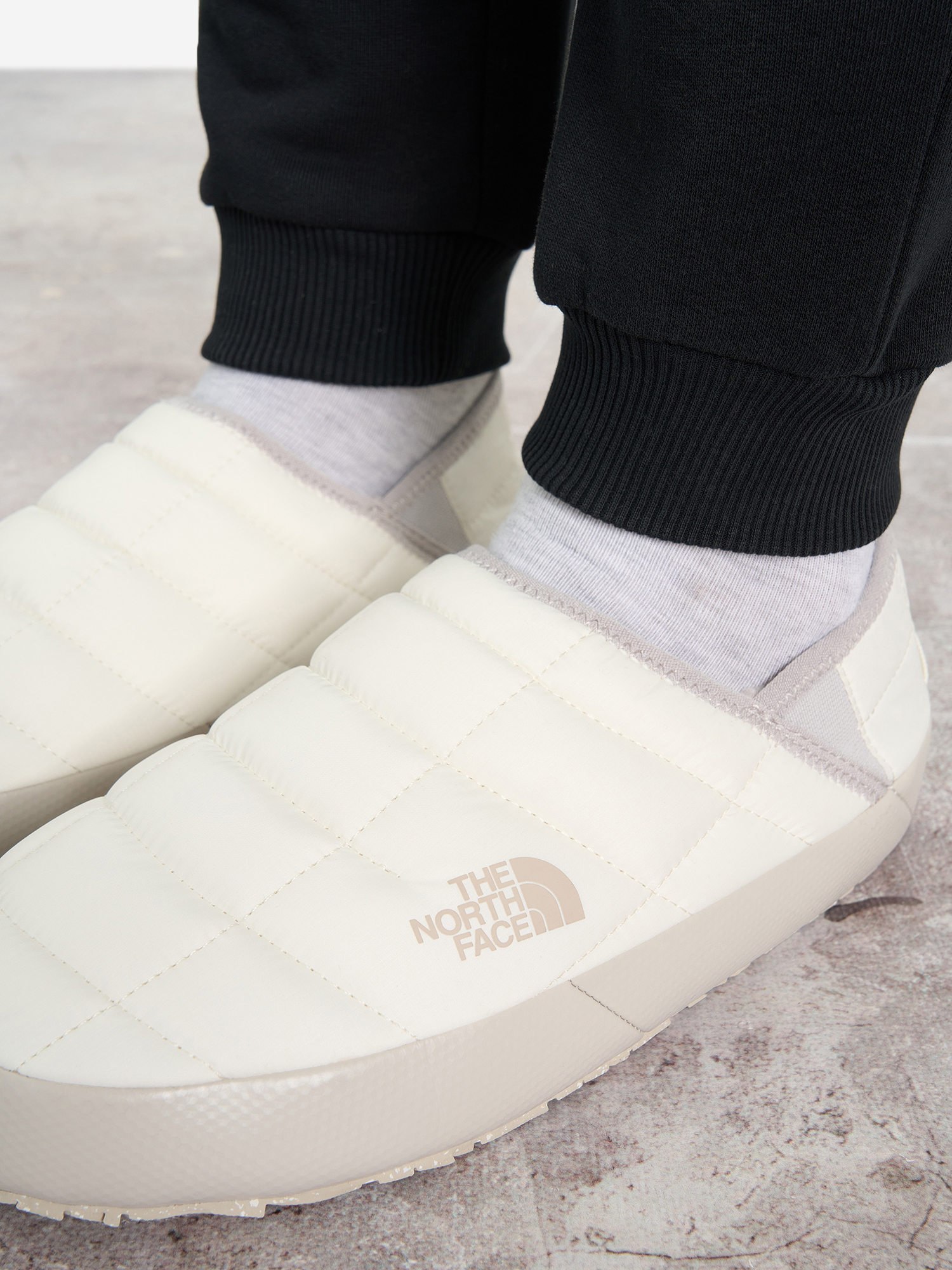фото Полуботинки утепленные женские the north face thermoball traction mule v, белый