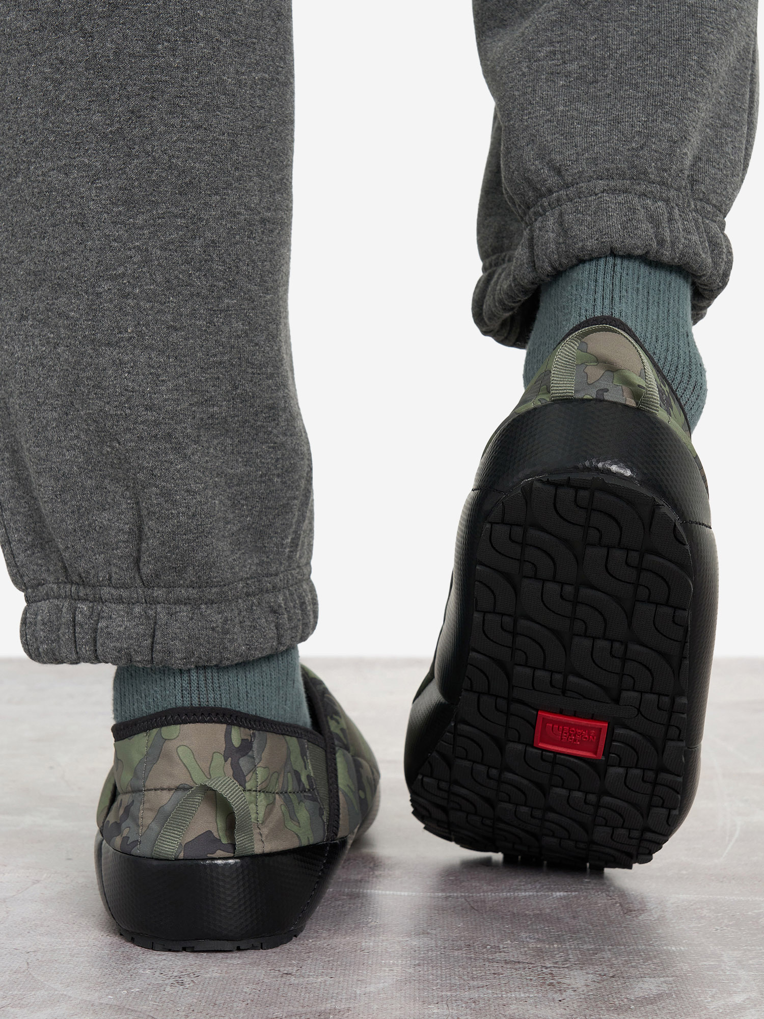 фото Слипоны утепленные мужские the north face thermoball traction mule v, зеленый