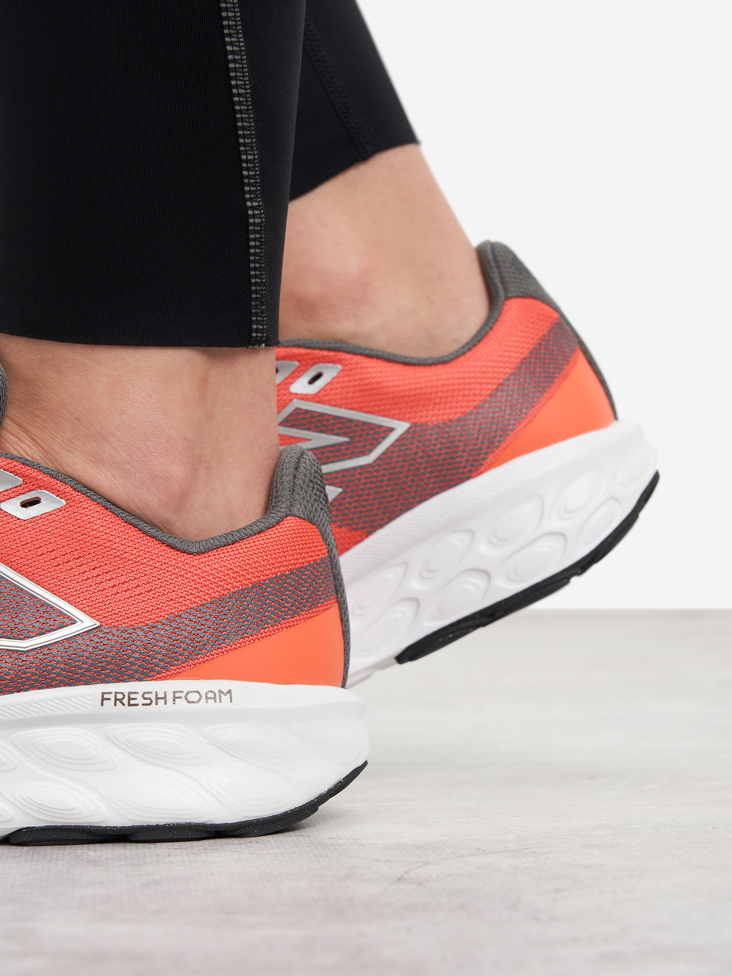 фото Кроссовки женские new balance 520, оранжевый