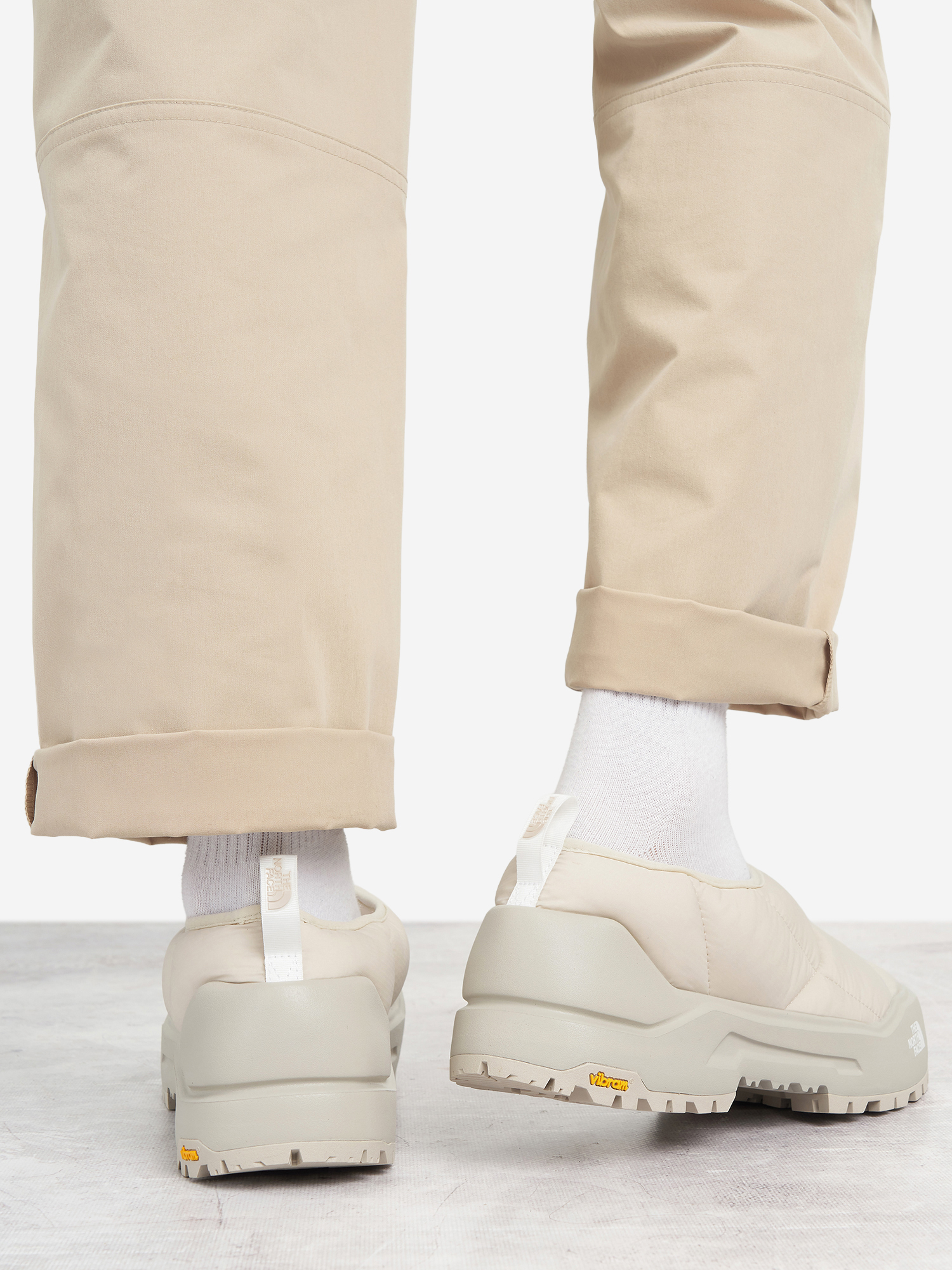 фото Слипоны утепленные мужские the north face base camp thermoball mule, бежевый