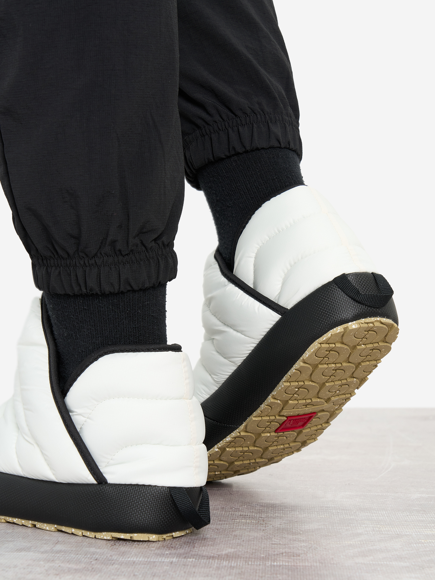 фото Ботинки утепленные женские the north face thermoball traction bootie, белый