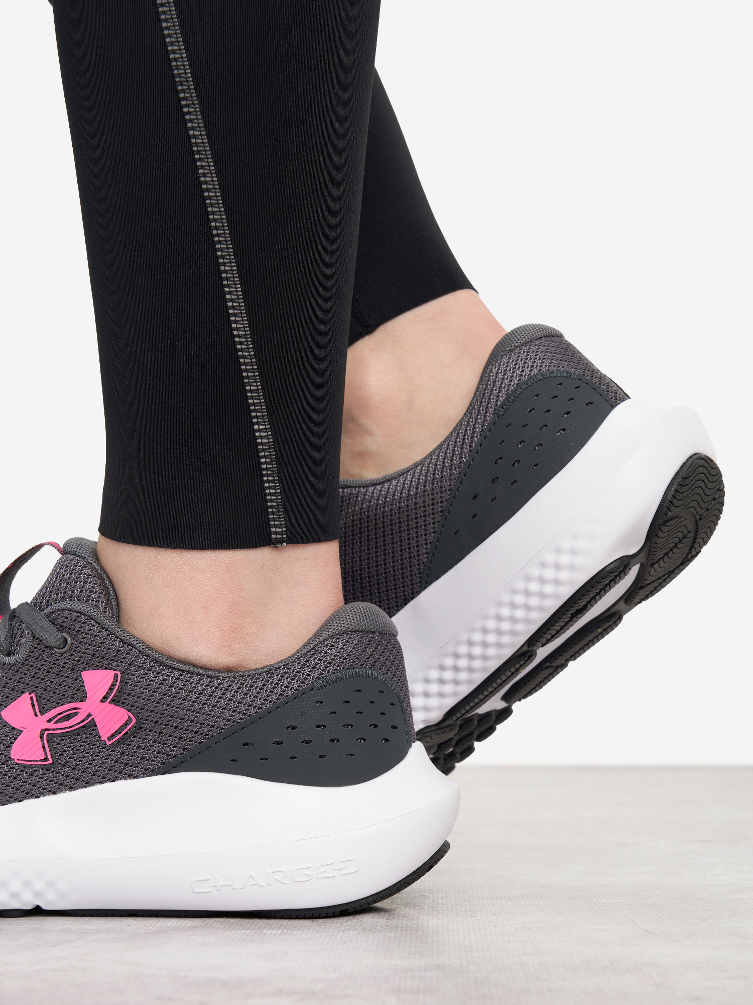фото Кроссовки женские under armour charged surge 4, серый