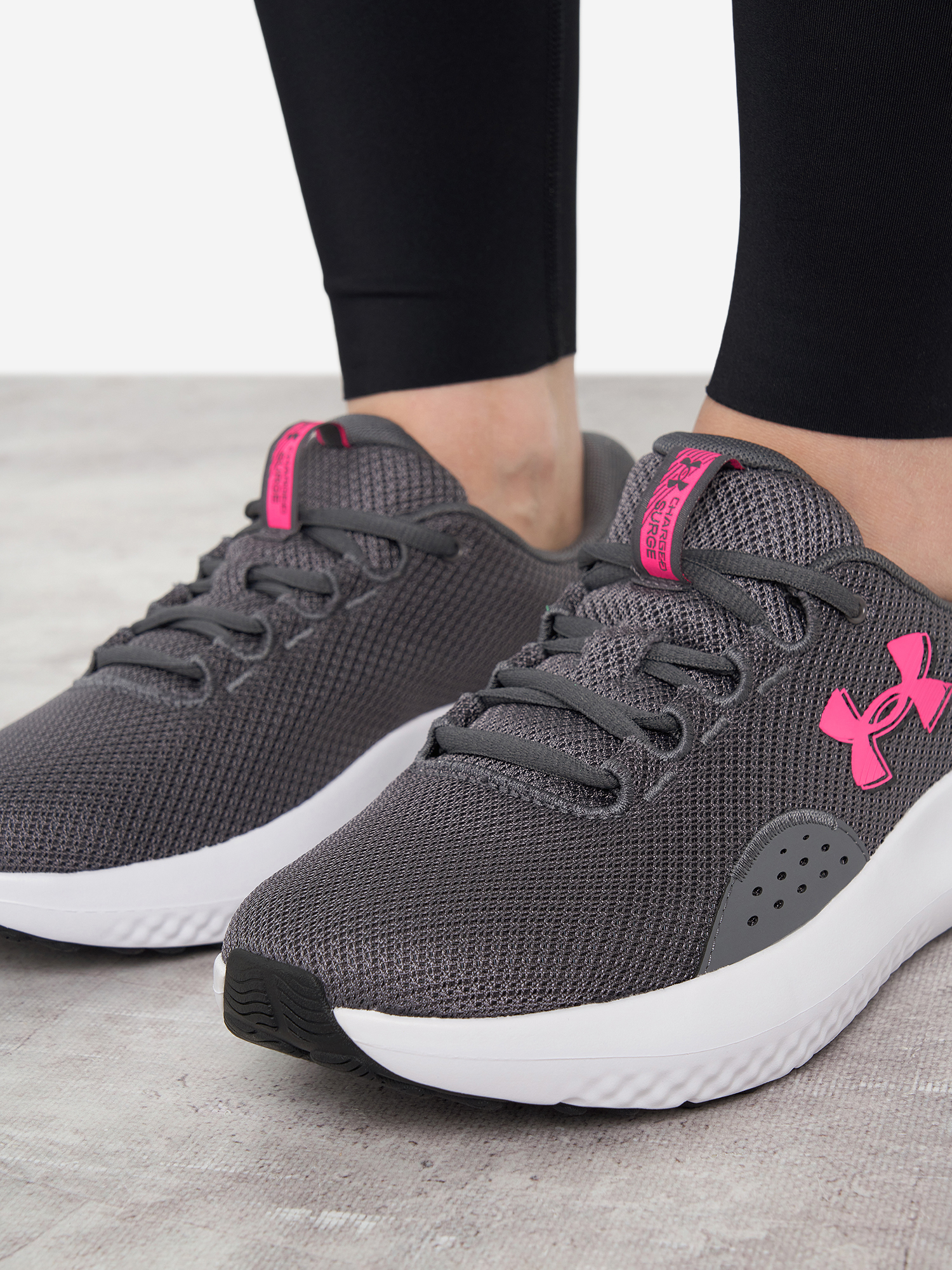 фото Кроссовки женские under armour charged surge 4, серый