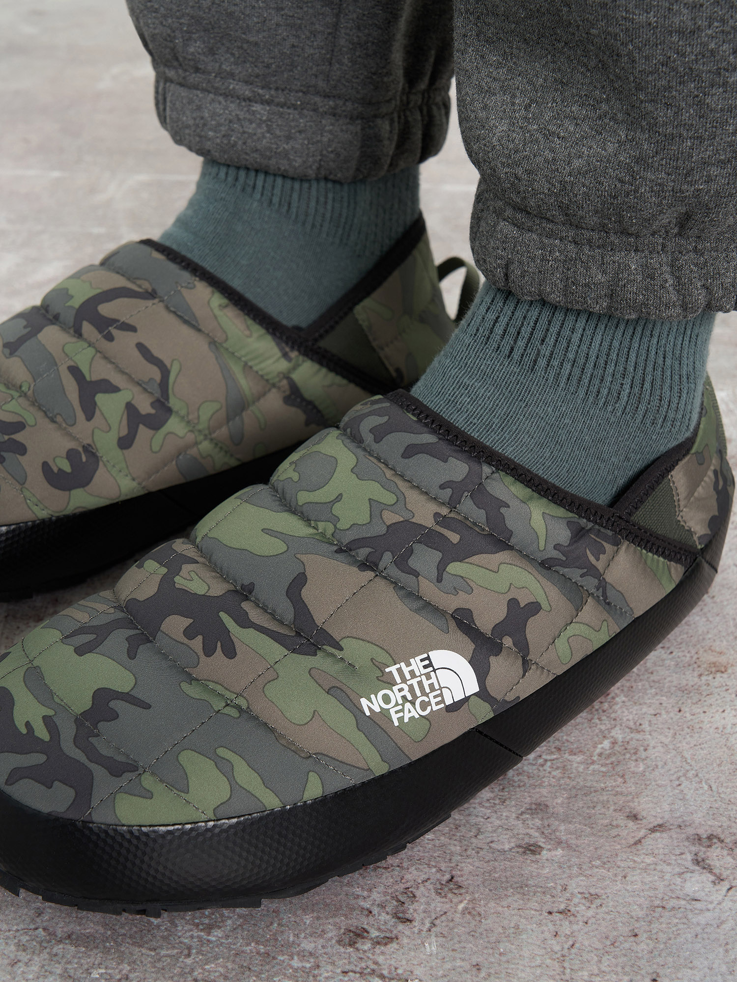 фото Слипоны утепленные мужские the north face thermoball traction mule v, зеленый