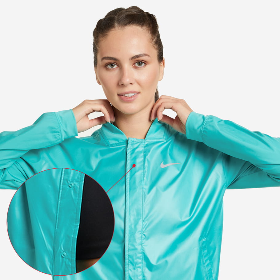 Ветровка женская Nike Swoosh Run бирюзовый цвет — купить за 4849 руб. со скидкой 50 %, отзывы в интернет-магазине Спортмастер