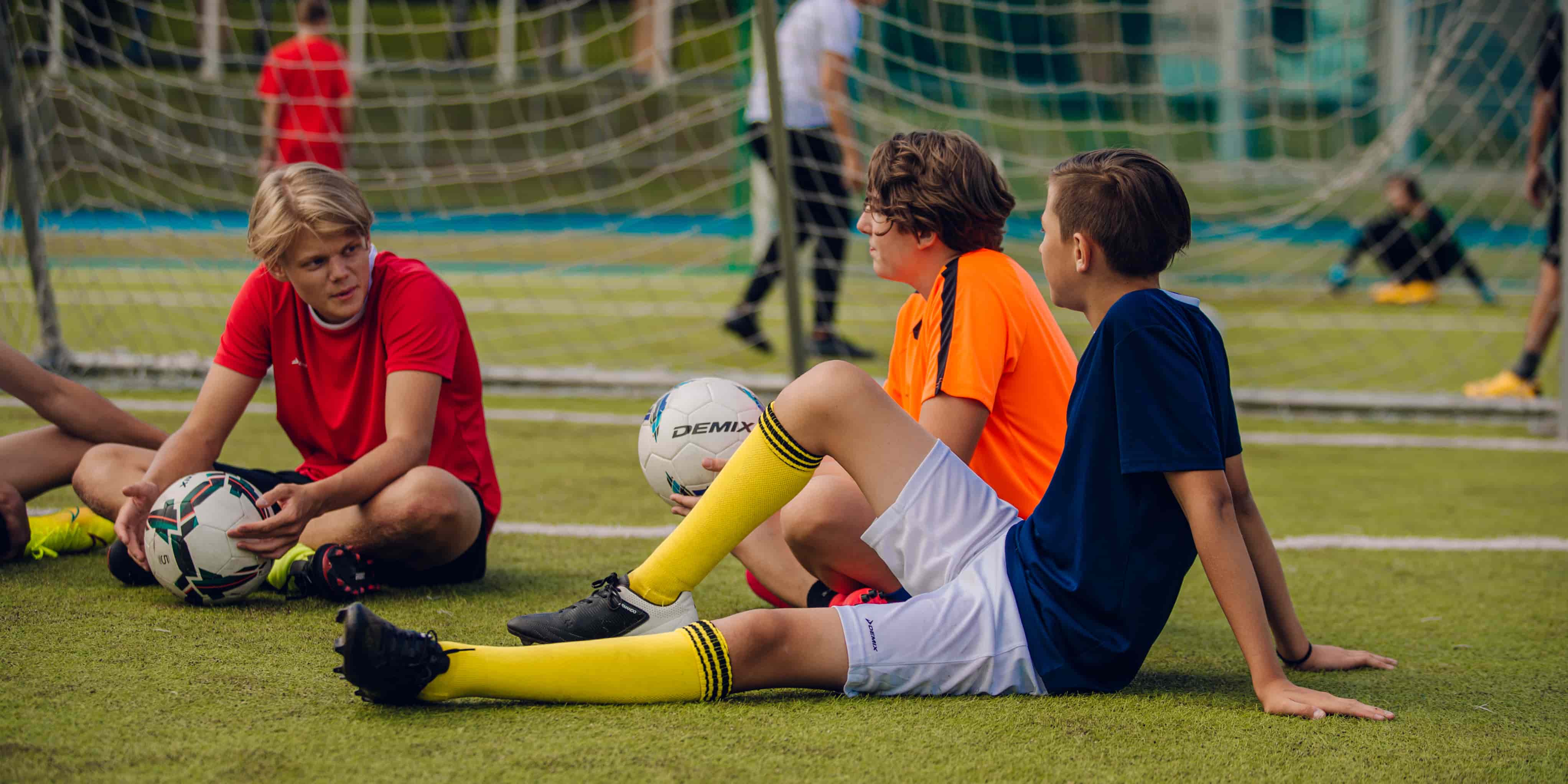 Дети играющие в футбол выбираем спортивную секцию для ребенка