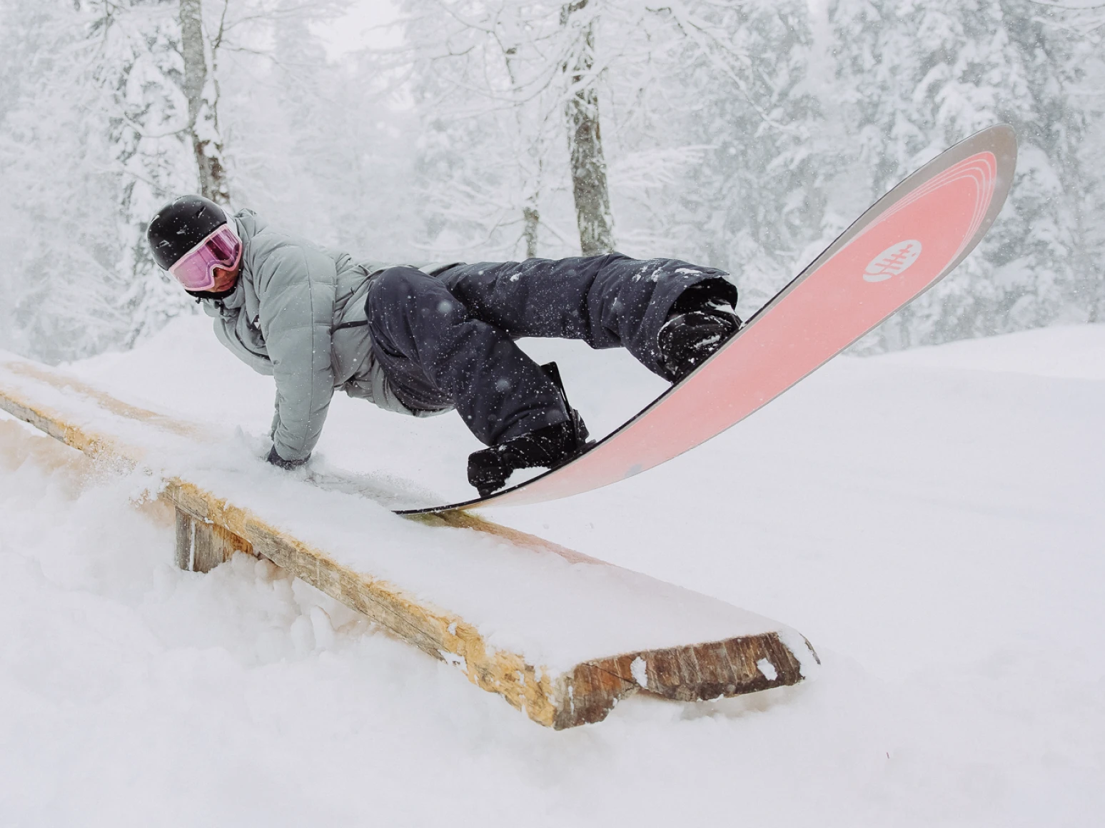 мужчина в одежде protest