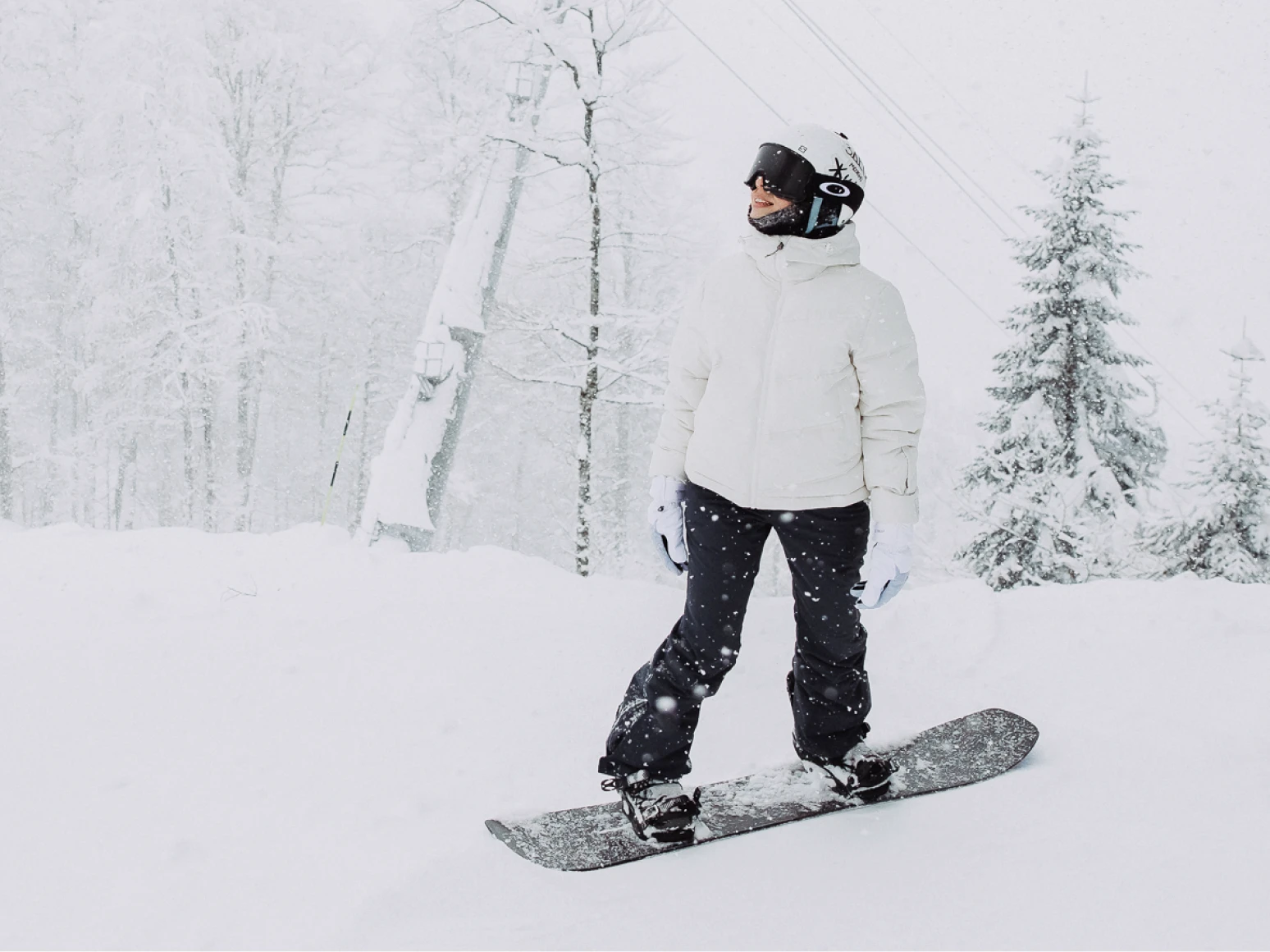 женщина в одежде protest