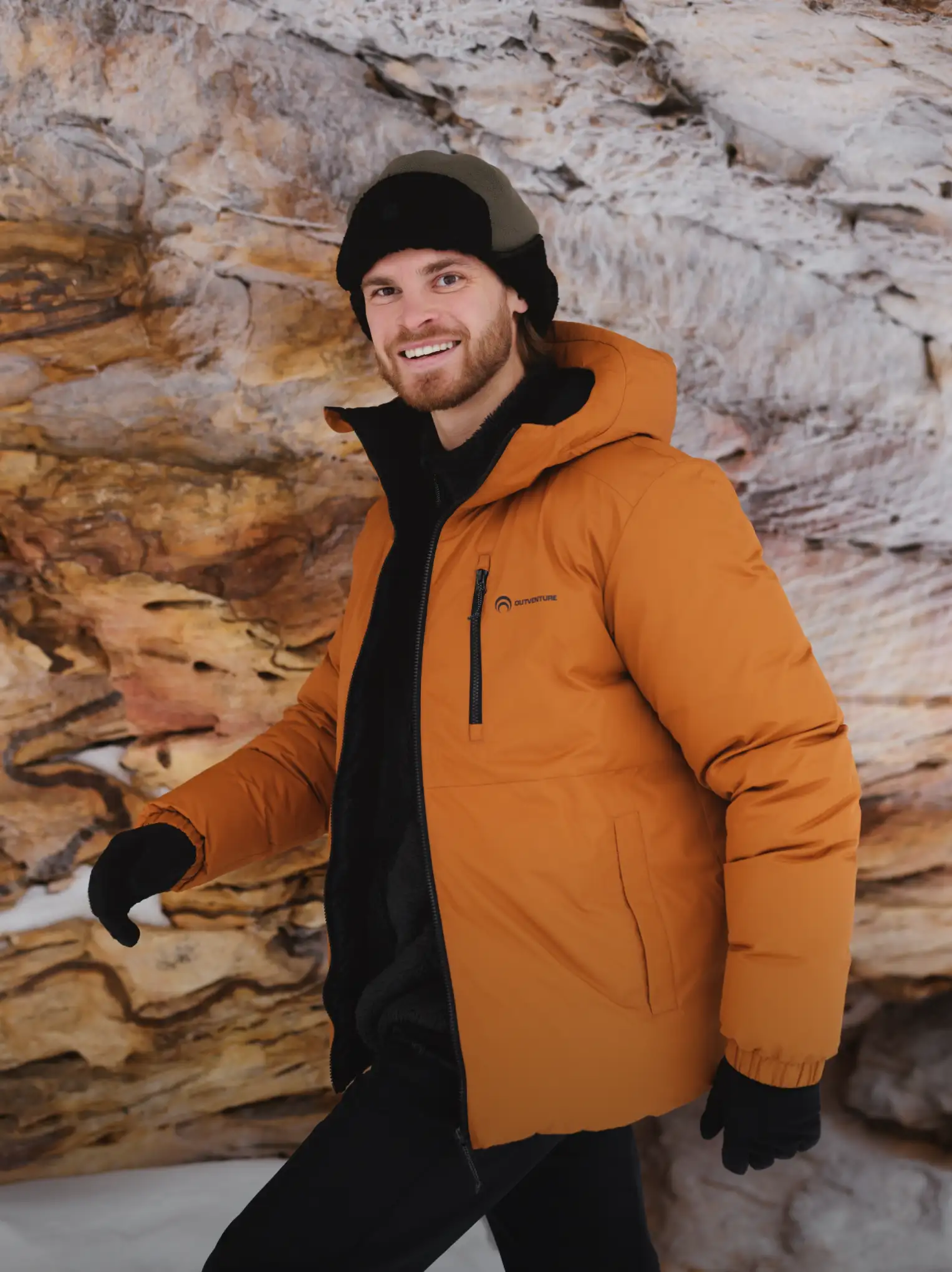 Мужчина  в одежде Outventure