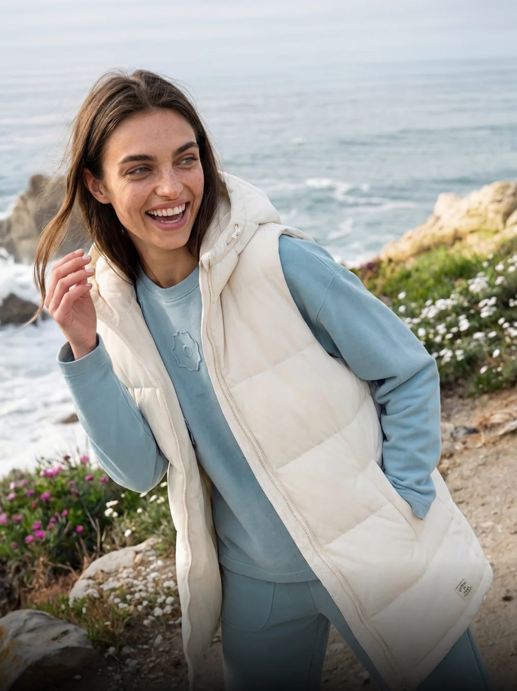 женщина в одежде protest