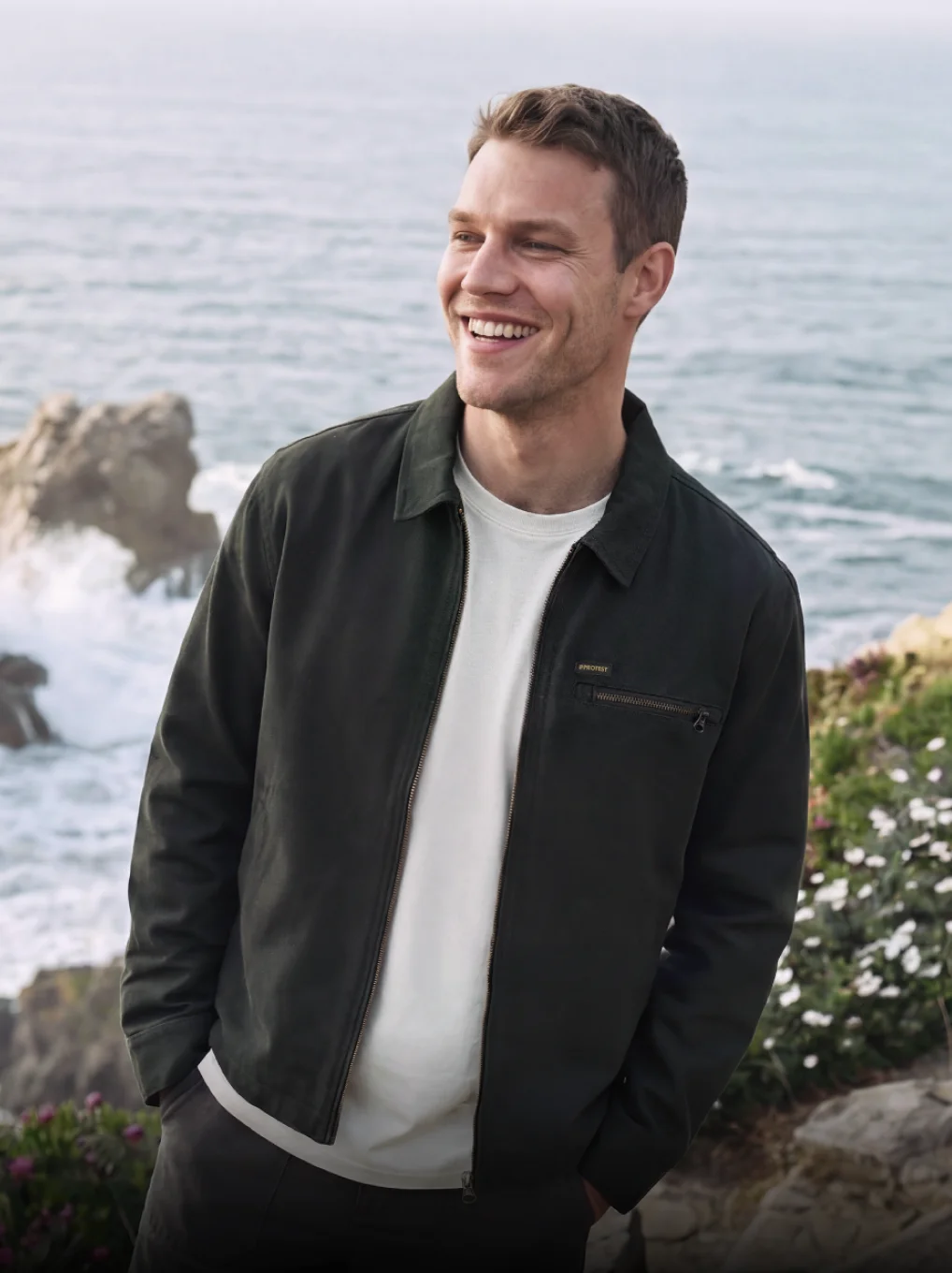 мужчина в одежде protest