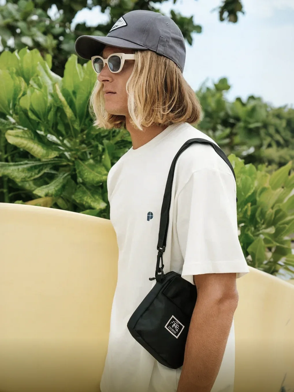 мужчина в одежде protest