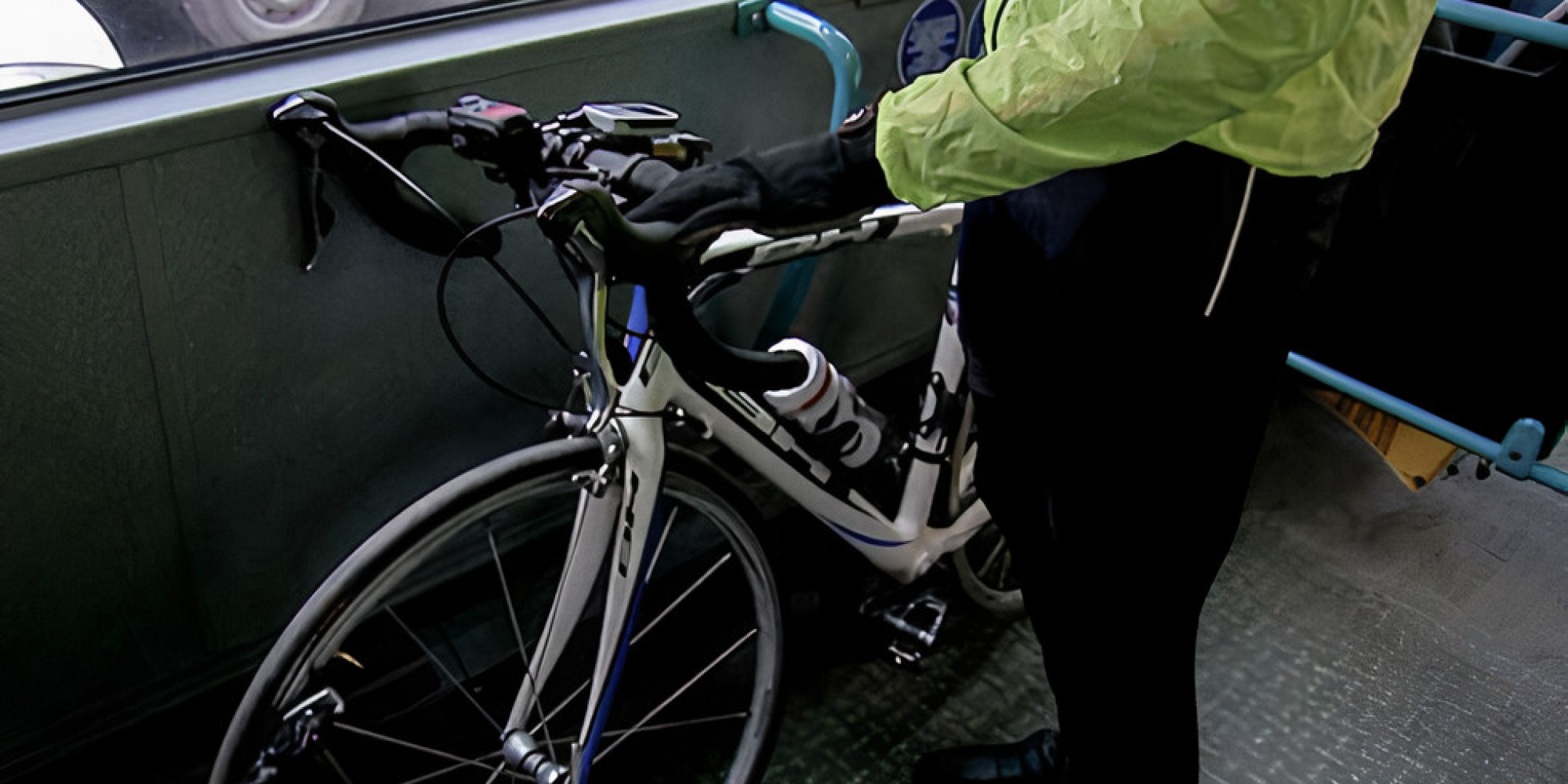 Перевозка велосипедов оформляется. Велосипед в автобусе. Велосипед в маршрутке. Велосипед в трамвае. Провоз велосипеда в автобусе.