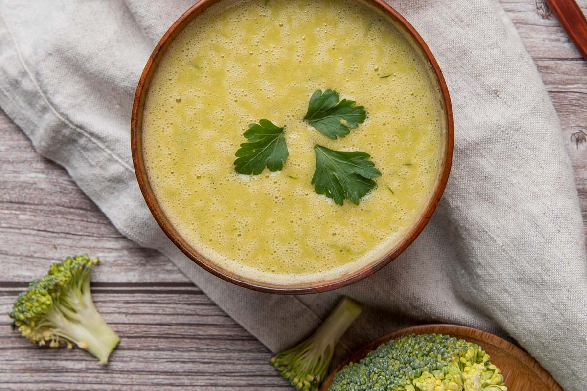 Пюре из белой фасоли с брокколи и горошком