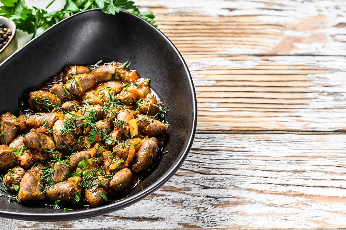 Теплый салат с куриными сердечками и финиками