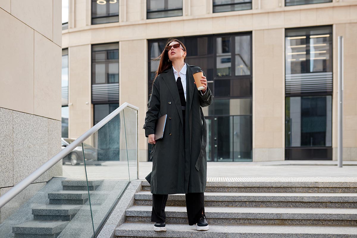 Кроссовки и деловой костюм