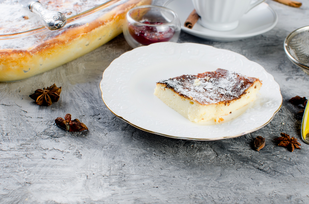 Манник на кефире с корицей и финиками