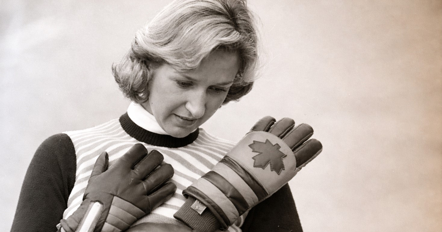 Из архива Заньер женщина с горнолыжными перчатками