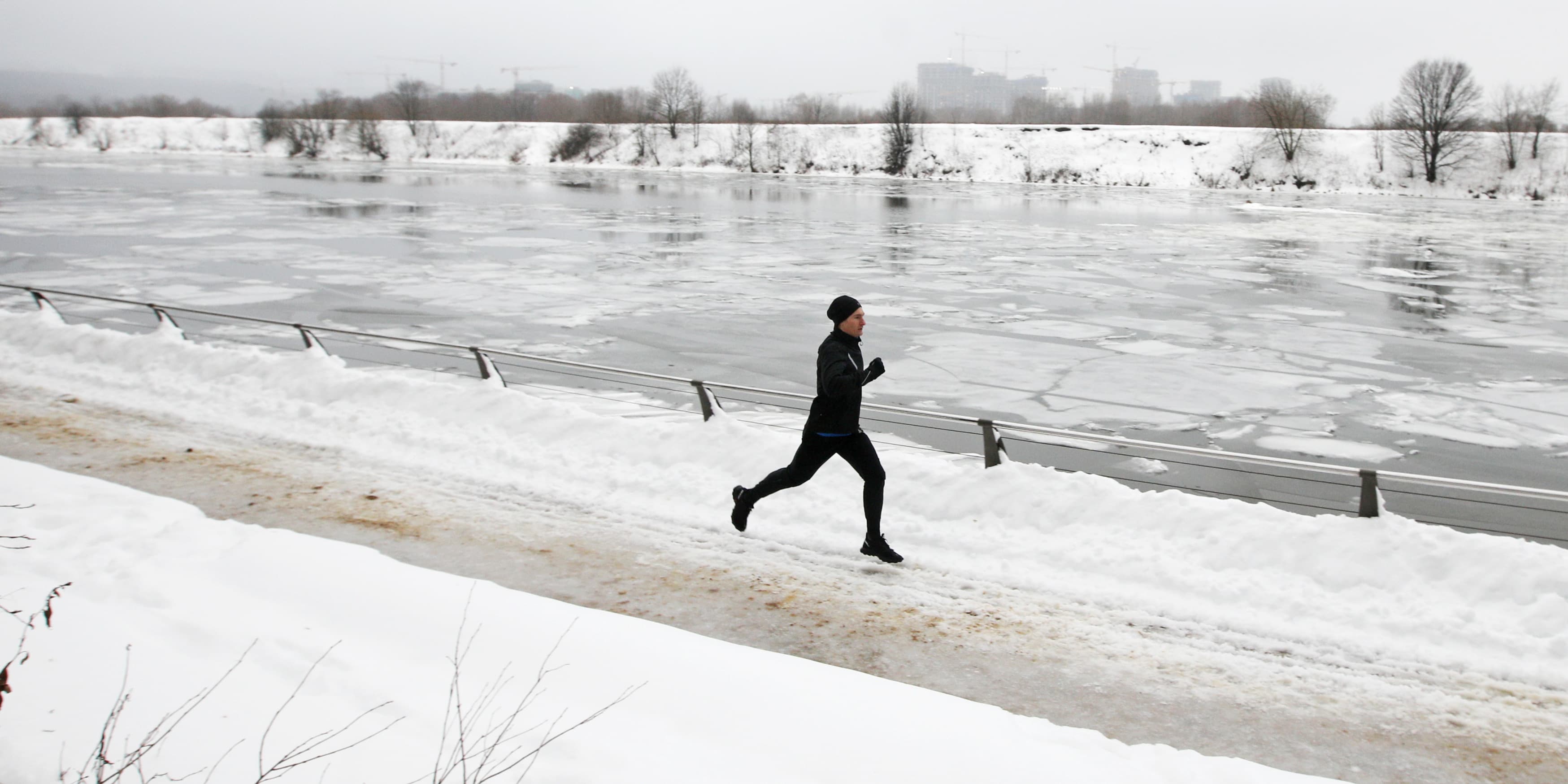 Как сделать, чтобы обувь зимой не скользила во время бега — Спортмастер  Медиа