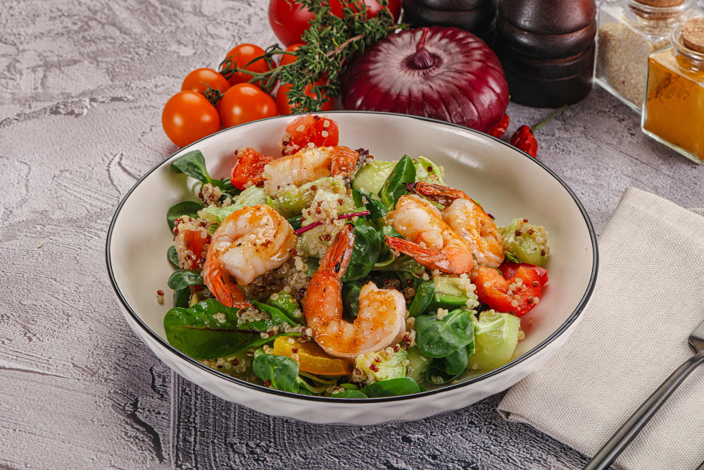 Салат с креветками и киноа
