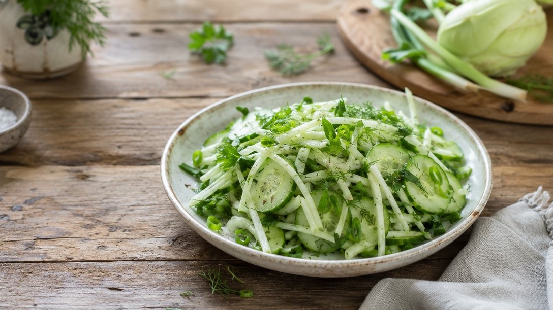 Салат с кольраби и огурцами