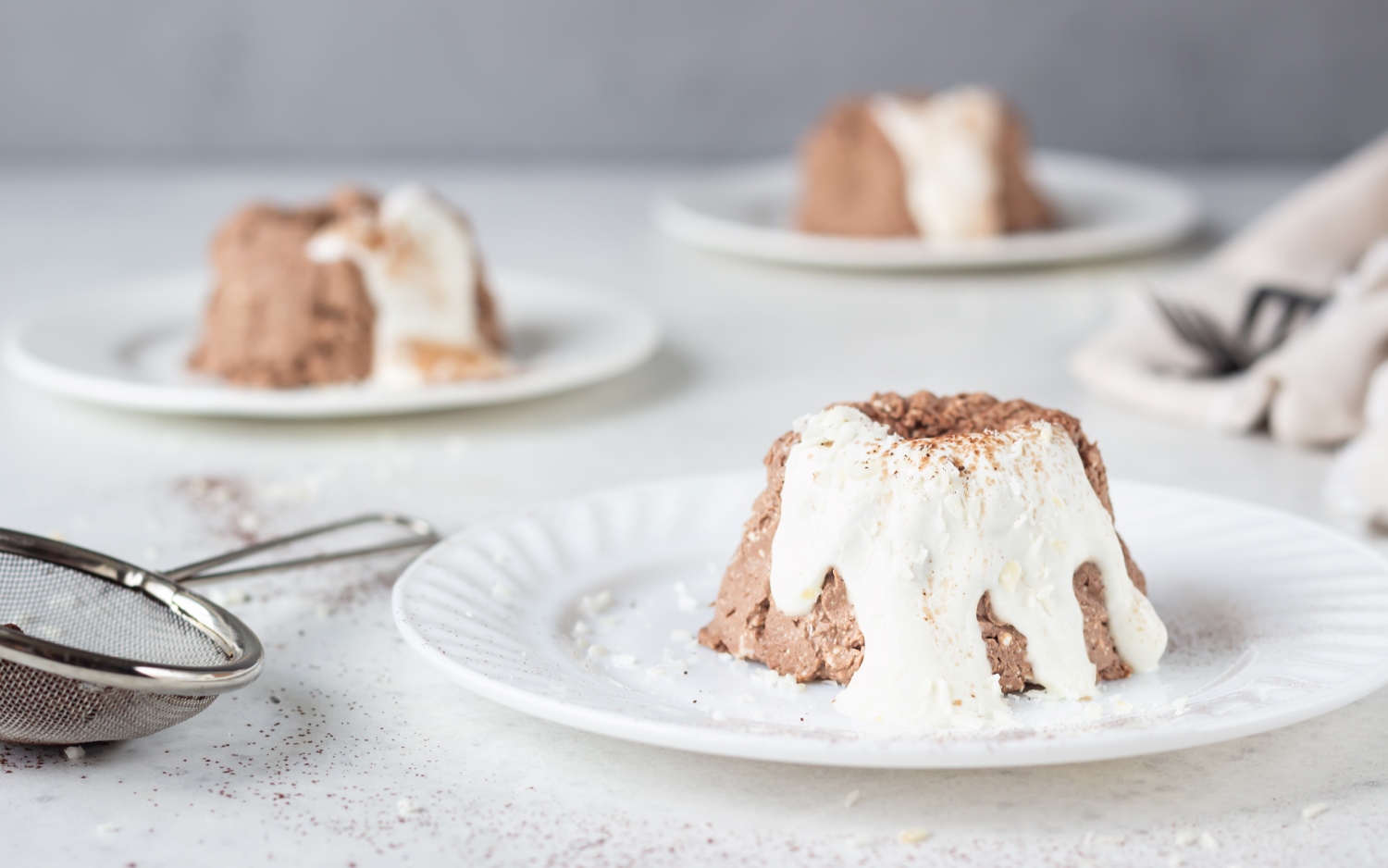 Теплый творожный крем с какао и финиками