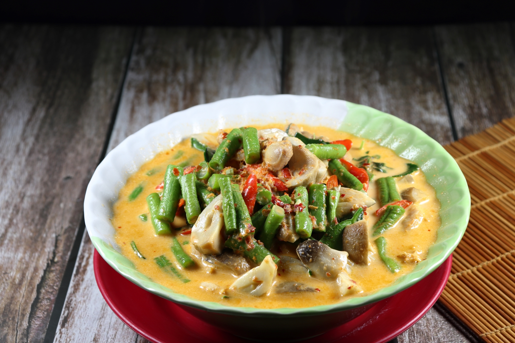 Стручковая фасоль с грибами в сметанном соусе