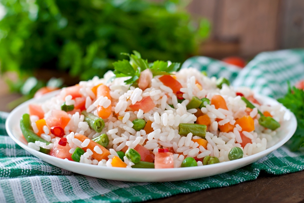 Салат с рисом и овощами