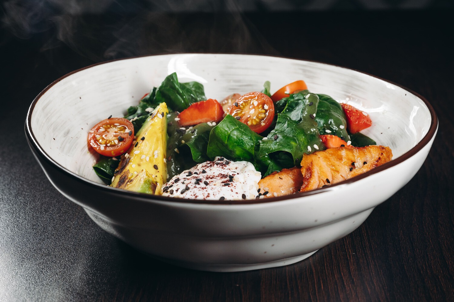 Теплая овощная тарелка с яйцом пашот