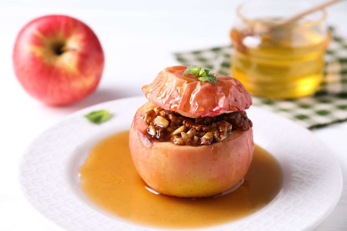 Яблоко, запеченное с медом и орехами