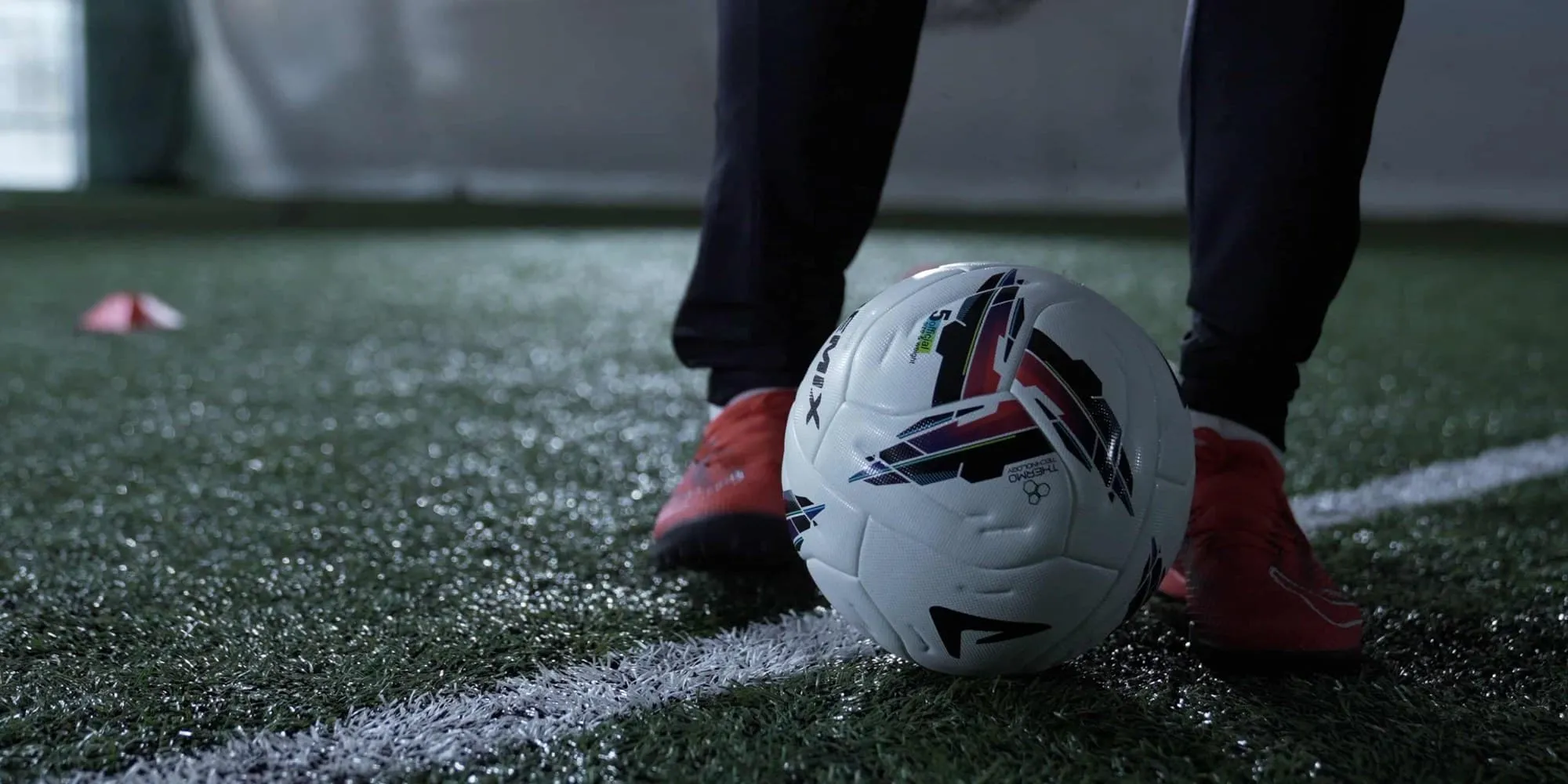 Ол алмаларды писькасына салады. Менің жиеніммен жыныстық қатынас туралы видеоны қараңыз.