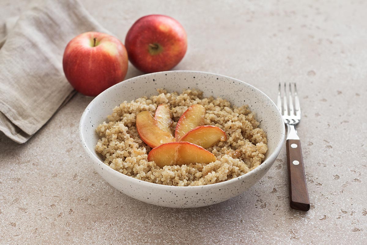 Каша из киноа с фруктами и медом