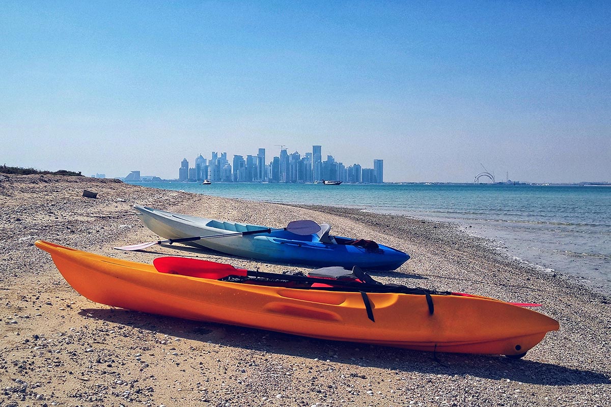 Каякинг в мангровых зарослях в Дохе