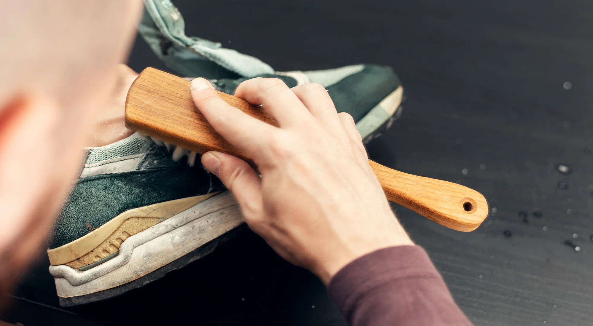 Как почистить замшевые кроссовки в домашних условиях