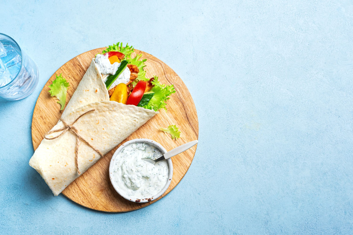 Лаваш с овощами масала и йогуртовым соусом