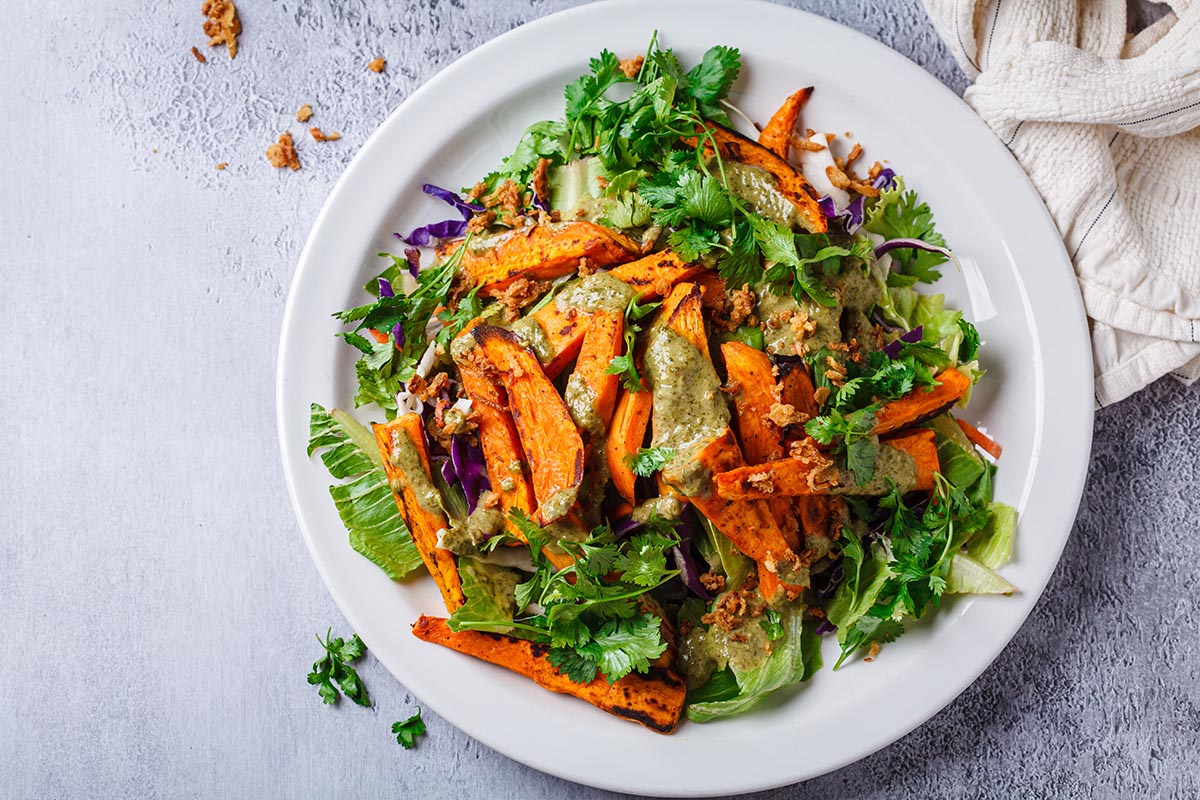 Теплый салат с грушей и бататом