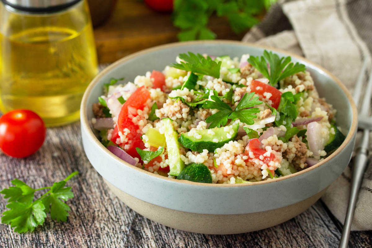 Салат с тунцом, кускусом и овощами