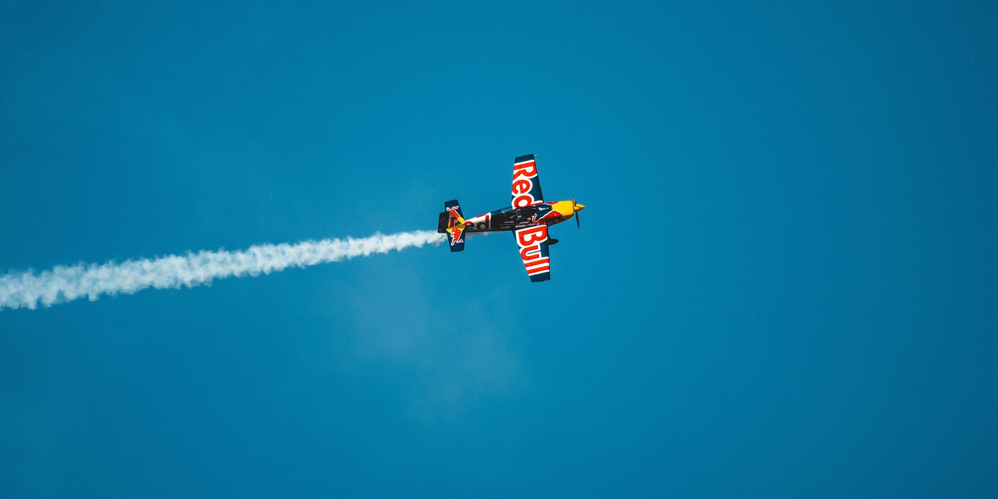 Сумасшедшие соревнования Red Bull: от трюков на самолете до охоты на шторм