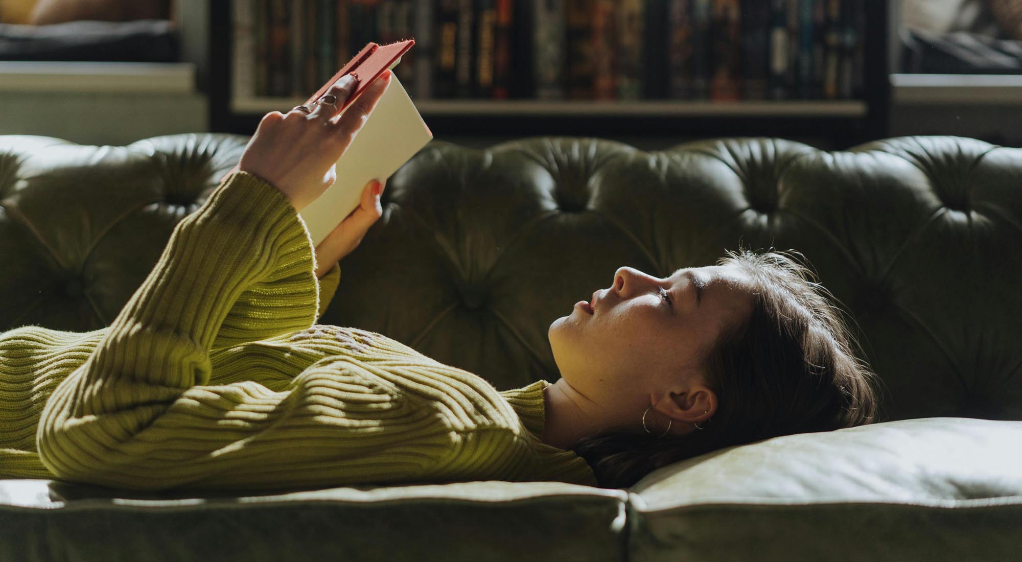 Как правильно читать книги лежа