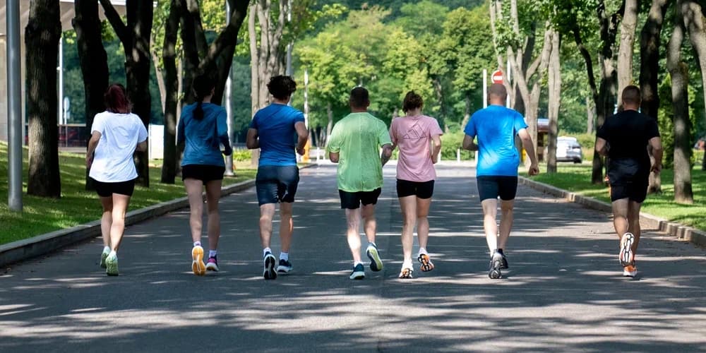 Большие сиськи прыгают в рубашке во время ходьбы и бега