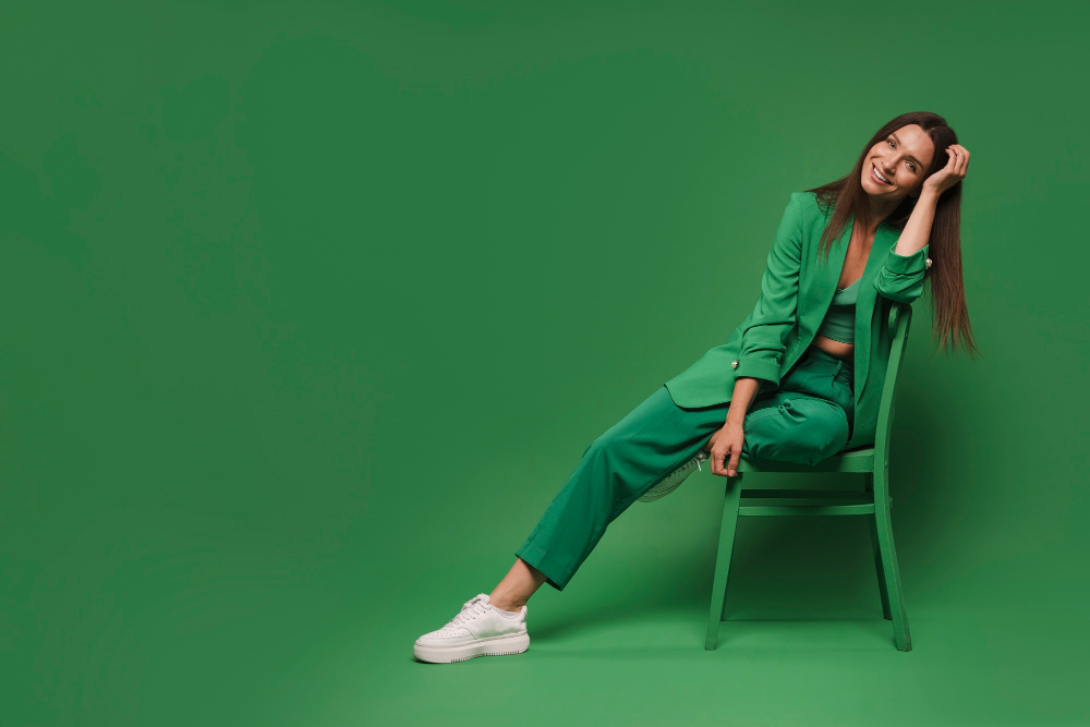 Девушка в зеленом костюме