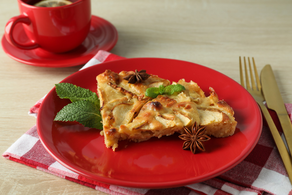 Яблочный пирог с корицей и миндальной крошкой