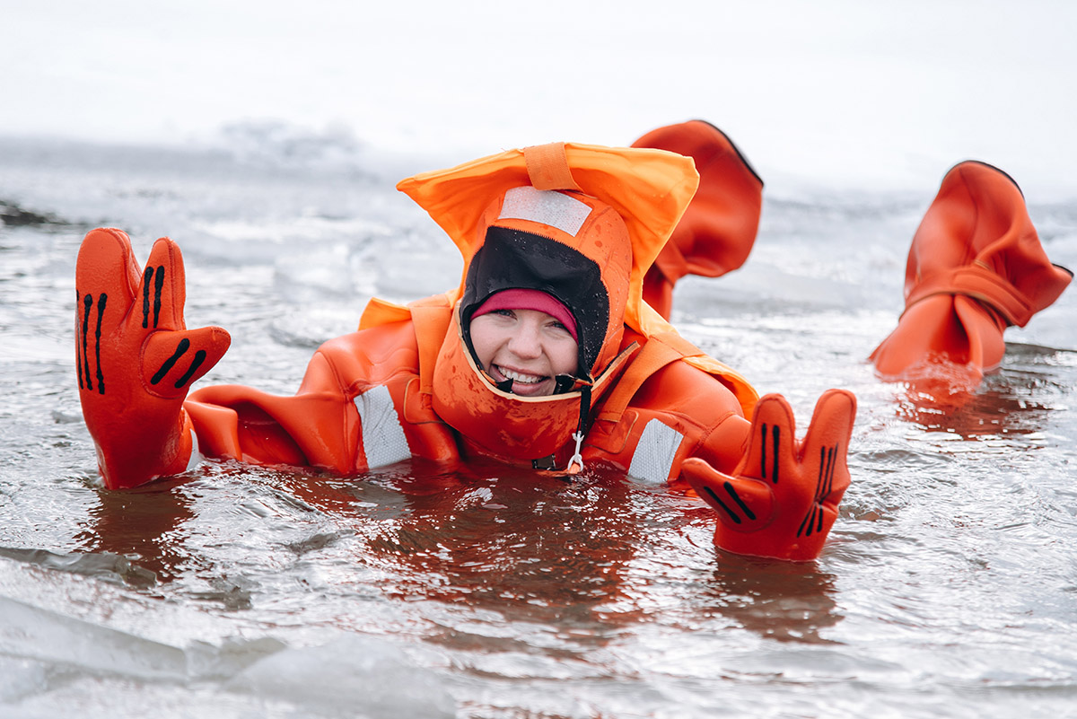 человек плавает во льдах