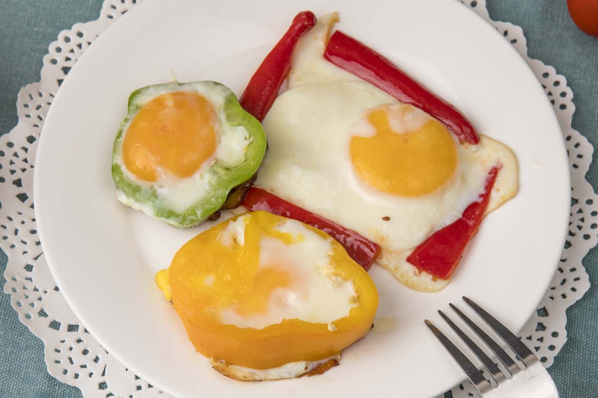 Яичница в овощных колечках
