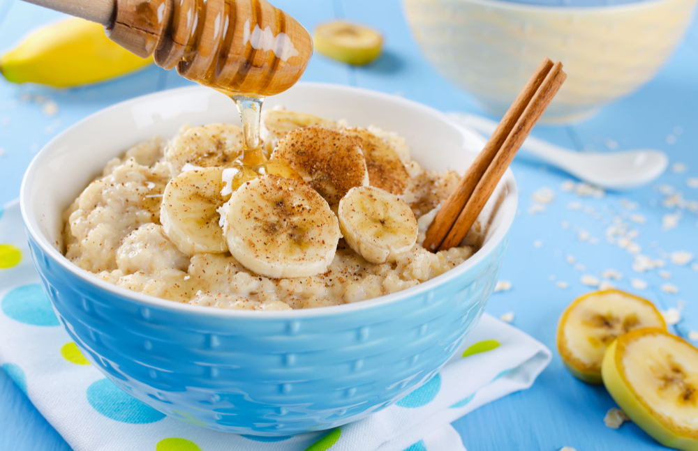 Овсяная каша с корицей, бананом и тахини