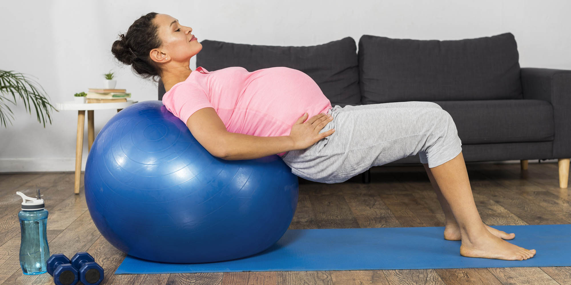 Тренировка для беременных: 6 упражнений с фитболом