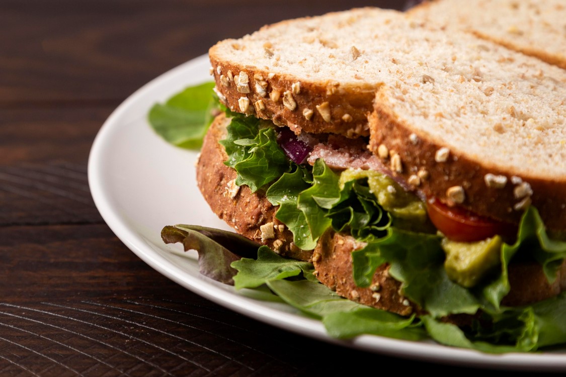 Сэндвич с овощами и птицей