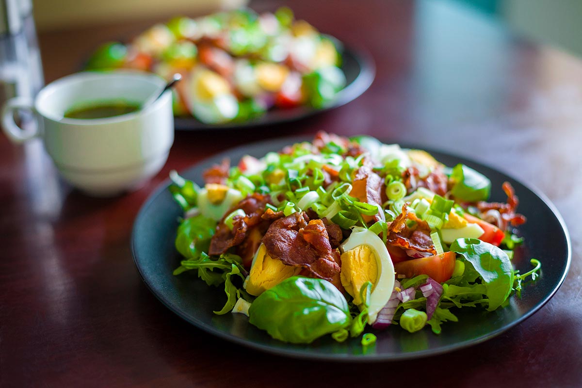 Теплый салат с яйцом и беконом